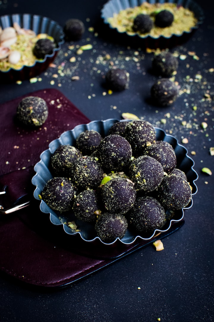 Handmålade och handgjutna chokladpraliner